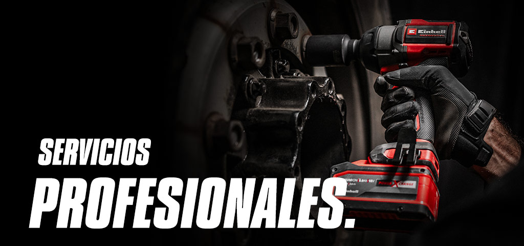 Primer plano de una llave de impacto inalámbrica roja que se utiliza en una rueda, con el texto "Servicios profesionales".